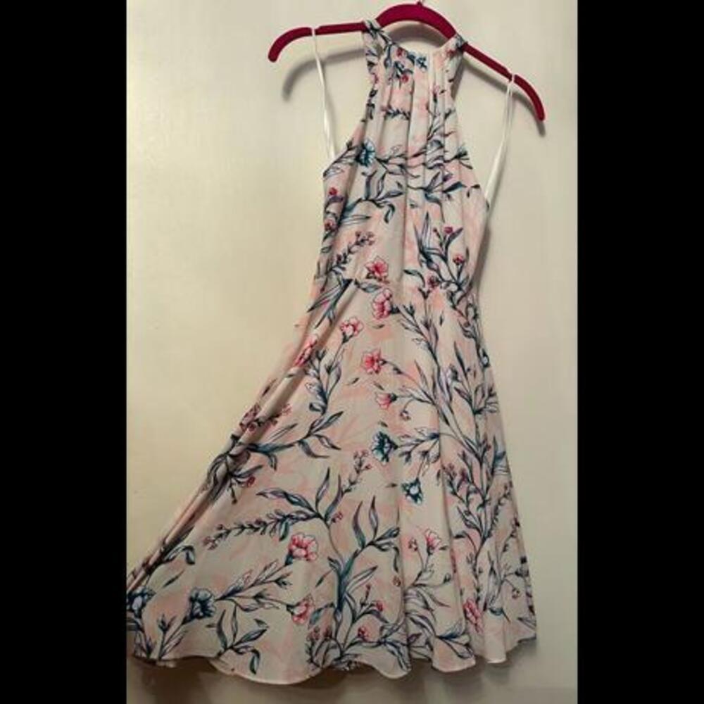 Floral Pink Express Dress: The Perfect Addition to Your Wardrobe! - Picture 2 of 3